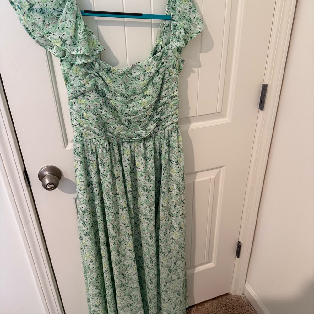Astr Green Maxi Dress with Elegant Floral Design - Picture 4 of 5